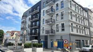 A multi-story building with balconies, a sign for 'FUNDACIA', and construction barriers. - Apartamenty I SORAU Old Town (Zary)