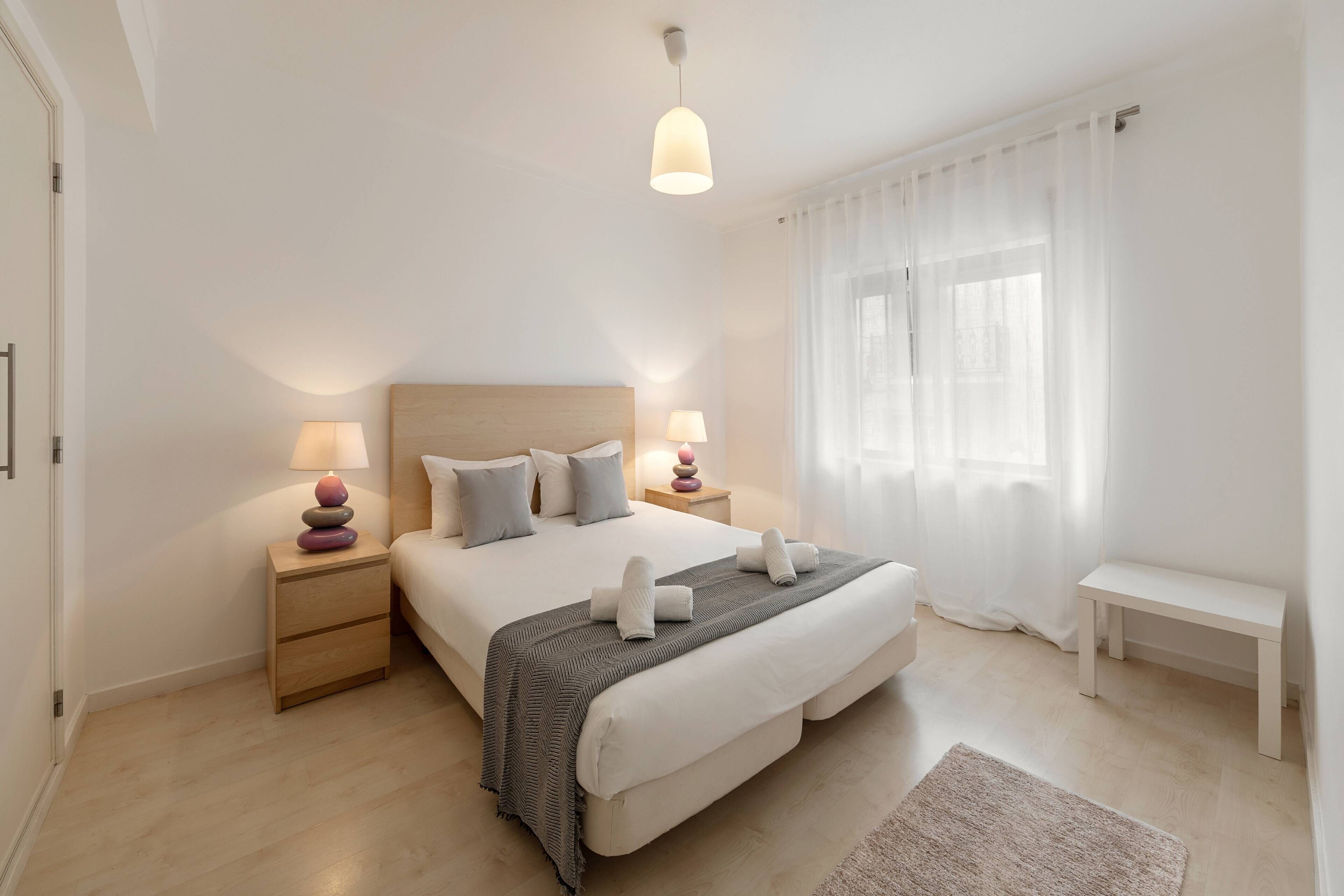 2 soverom, strykejern/-brett, reiseseng for barn og sengetøy