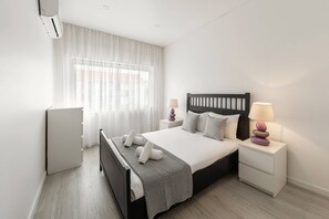 1 soverom, strykejern/-brett, reiseseng for barn og sengetøy