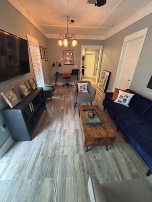 Smart TV, chimenea, libros