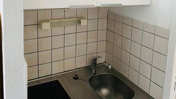 Een microgolfoven, een kookplaat