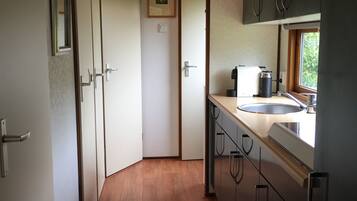 Een koelkast, een magnetron, een kookplaat