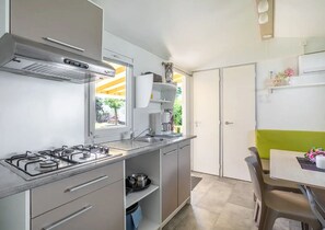 Kylskåp, mikrovågsugn, spishäll och kaffe- och tebryggare