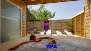 Ein Wellnessbereich mit Whirlpool und Liegestühlen.