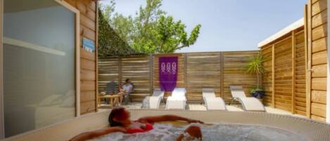 Outdoor spa tub
