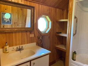 Hair dryer, towels, soap, toilet paper - Fiddlehead Cottage on the Bay. Water view, bayside gazebo, trail access, beaches (Saint Peters Bay)