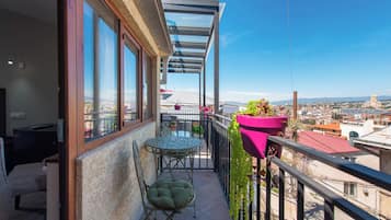 Habitación doble Deluxe, vista a la ciudad | Terraza o patio