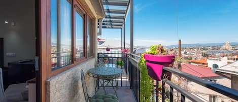 Habitación doble Deluxe, vista a la ciudad | Terraza o patio