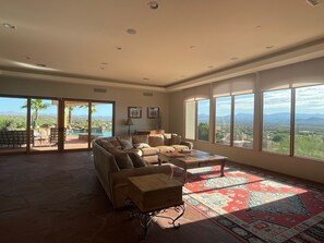 Smart TV, chimenea, estéreo