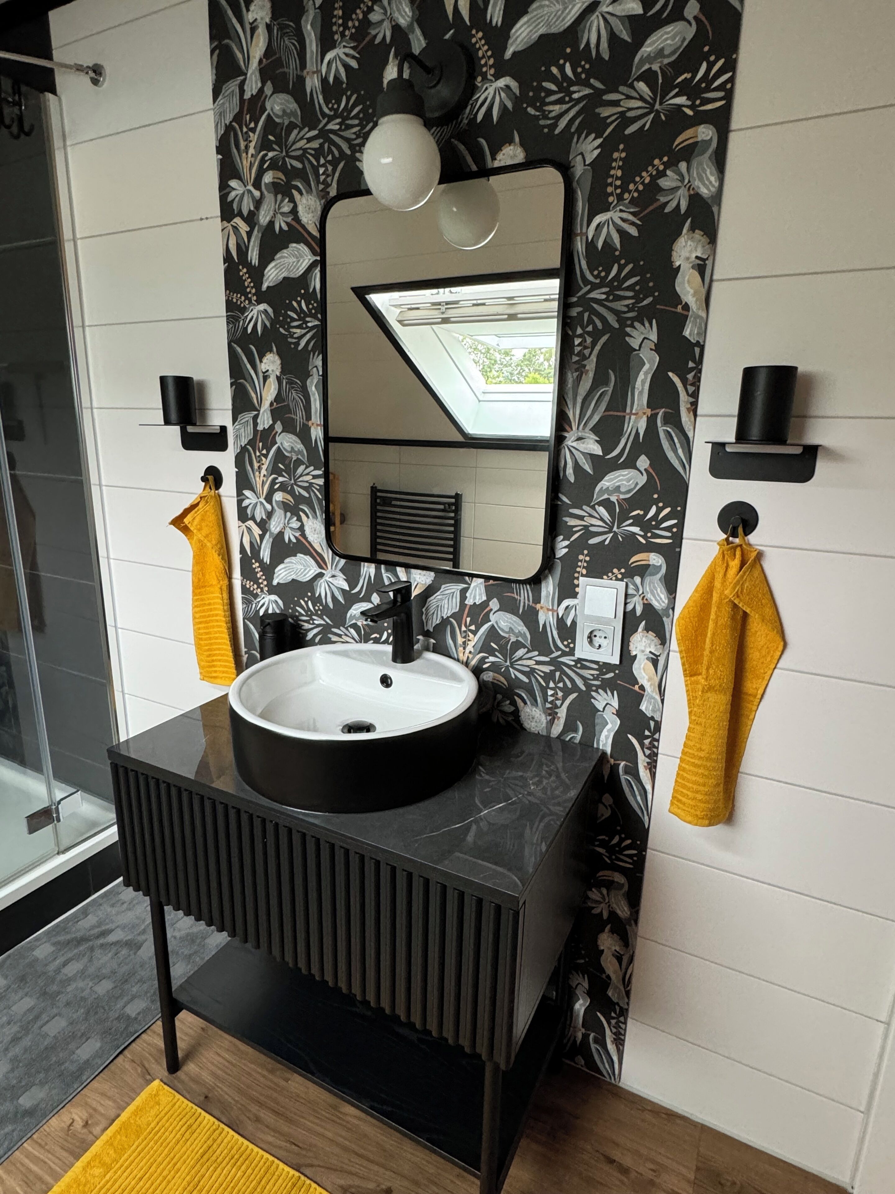 Ducha, secador de pelo, toallas y jabón