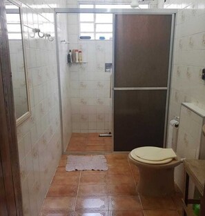 Shower, soap, toilet paper - Casa a 3 Quarteirões da Praia e Poucos Minutos do Centro! (Martim de Sá Caraguatatuba)
