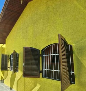 Exterior - Casa a 3 Quarteirões da Praia e Poucos Minutos do Centro! (Martim de Sá Caraguatatuba)
