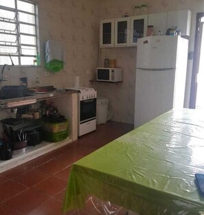 Kylskåp, mikrovågsugn, ugn och spishäll