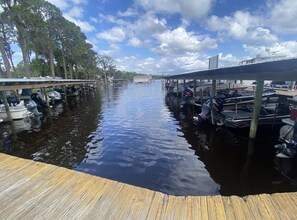 Marina - 2,000 sq ft 3bedroom with WiFi, AC, large screen porch overlooking Lake George.  (Georgetown)