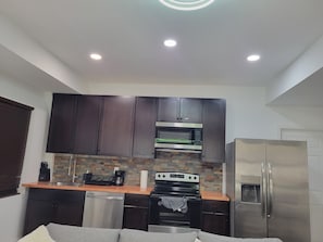 Geladeira, micro-ondas, fogão, cooktop