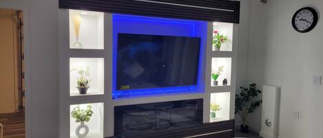 Smart-tv, een computerscherm en een printer