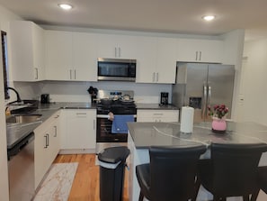Refrigerador, microondas, horno, placa de cocina