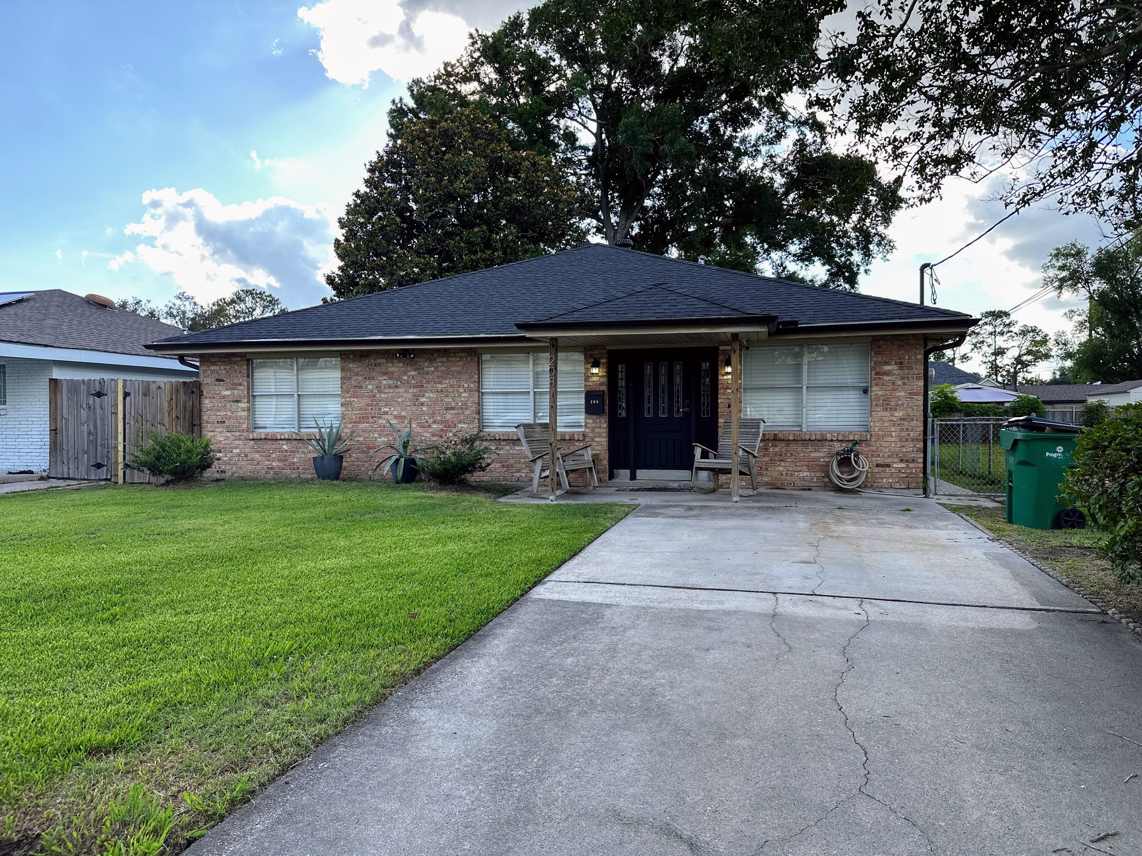 Charming 2-bedroom house with AC, fitness room and WiFi in adorable Metairie