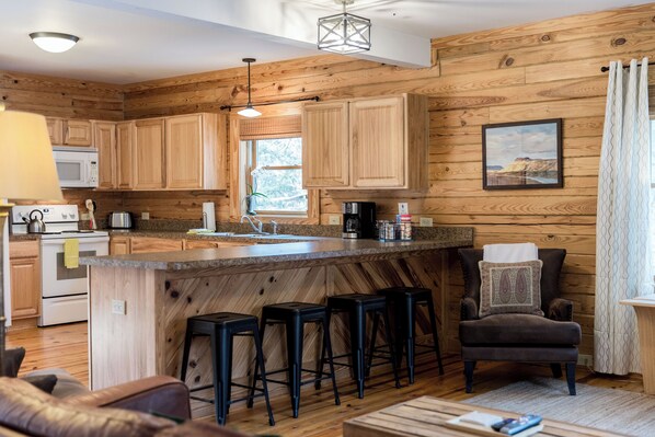 Fridge, microwave, oven, stovetop - Cabin 82 - The Marshall - 6 bedrooms, sleeps 12, minutes from downtown Lexington (Lexington)