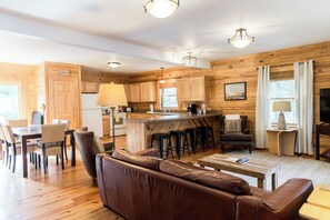 Smart TV, books - Cabin 82 - The Marshall - 6 bedrooms, sleeps 12, minutes from downtown Lexington (Lexington)
