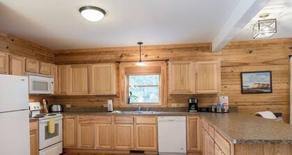 Cabin 82 - The Marshall - 6 bedrooms, sleeps 12, minutes from downtown Lexington