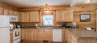 Cabin 82 - The Marshall - 6 bedrooms, sleeps 12, minutes from downtown Lexington