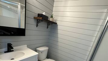 Secador de pelo, toallas, jabón, papel higiénico