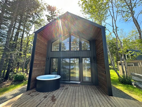 Tiny 1 (private hot tub)