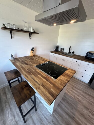 Tiny 1 (private hot tub)