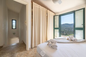 3 slaapkamers, een strijkplank/strijkijzer, wifi, beddengoed