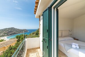 3 makuuhuonetta, tallelokero huoneessa, silitysrauta/-lauta