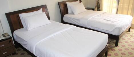 デラックス ルーム ガーデンビュー | 1 室のベッドルーム、デスク、ノートパソコン用作業スペース、アイロン / アイロン台