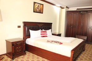 1 habitación, escritorio y espacio para trabajar con laptop 