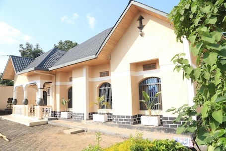 Exterior. Karibu Stay