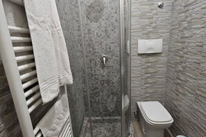 Een douche, een haardroger, een bidet, handdoeken