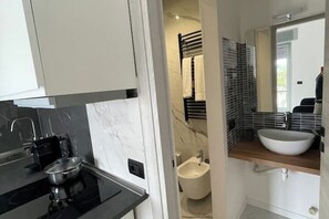 Haartrockner, Bidet, Handtücher, Seife