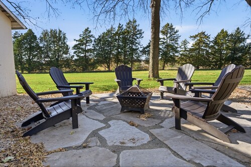 Relaxing Country Hideaway on the Edge of Lawrence - Minutes to Mass Street!
