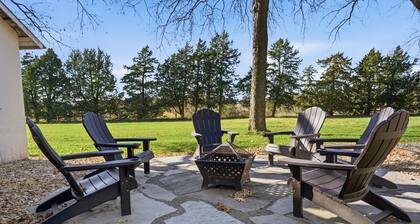 Relaxing Country Hideaway on the Edge of Lawrence - Minutes to Mass Street!