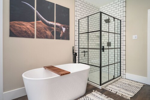 Relaxing Country Hideaway on the Edge of Lawrence - Minutes to Mass Street!