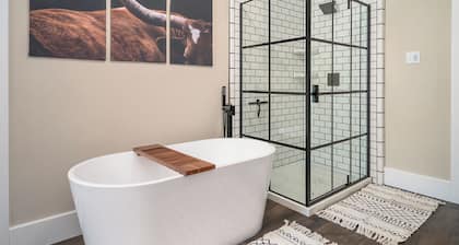 Relaxing Country Hideaway on the Edge of Lawrence - Minutes to Mass Street!