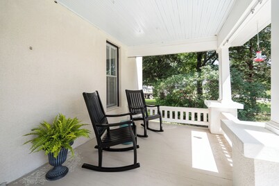 Peaceful Countryside Retreat on the Edge of Lawrence - Minutes to Mass Street!