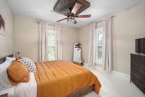4 bedrooms, in-room safe, desk, iron/ironing board