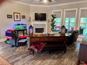 TV connectée, cheminée, livres