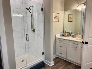Shower, hair dryer, towels, soap - NEW!!  Tuscan Dream (Oxford)