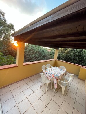 Outdoor dining - Lovely 2-bedroom apartment in Rena Majore (Rena Majore)