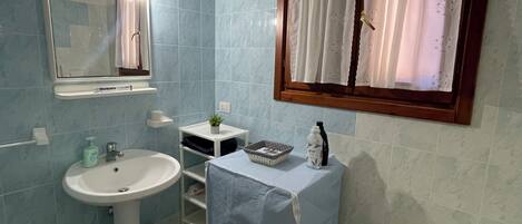 Asciugacapelli, asciugamani, sapone, carta igienica