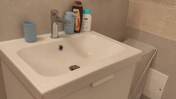 Douche, sĂšche-cheveux, serviettes fournies, savon