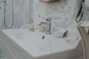 Regadera, secadora de cabello, bidet, toallas 