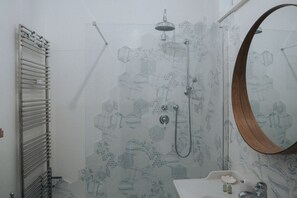 Een douche, een haardroger, een bidet, handdoeken