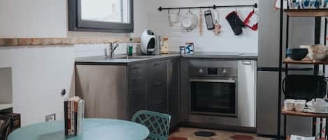 ثلاجة، موقد طهي مسطح، غسالة أطباق، ماكينة لصنع القهوة/الشاي